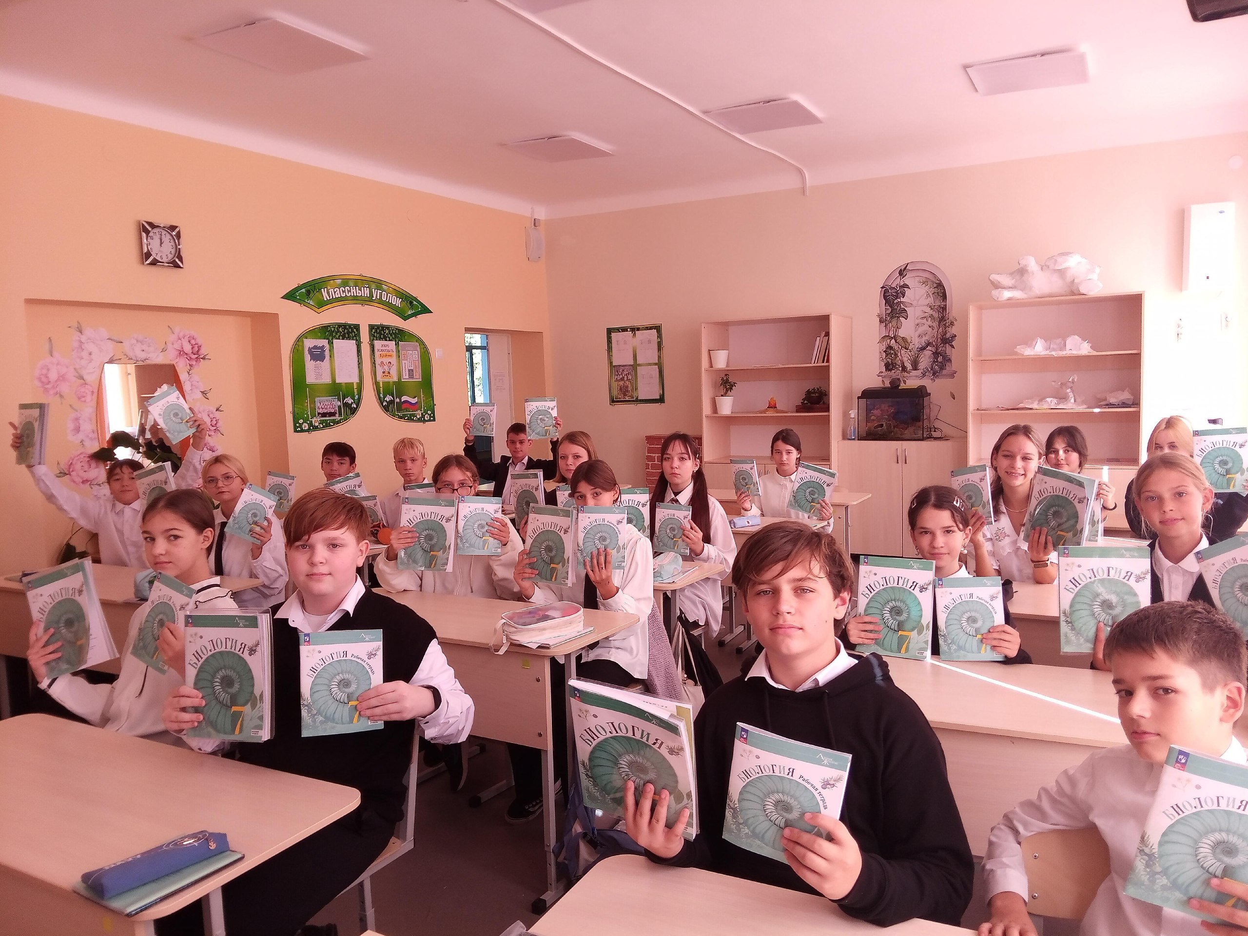 В группе 7 учеников. Ученик 7б класса Санжарбек Жамолиддинов школа номер 1051. Все ученики 7г класс в 2024 году.
